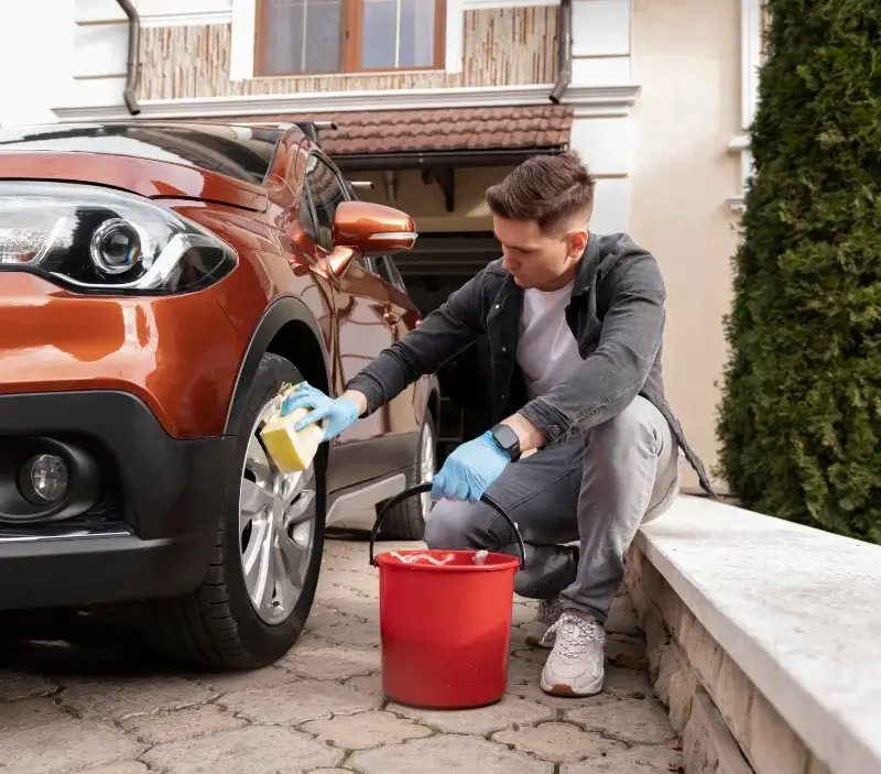 Lavage auto à domicile Occhiatana : professionnel intervenant sur un véhicule
